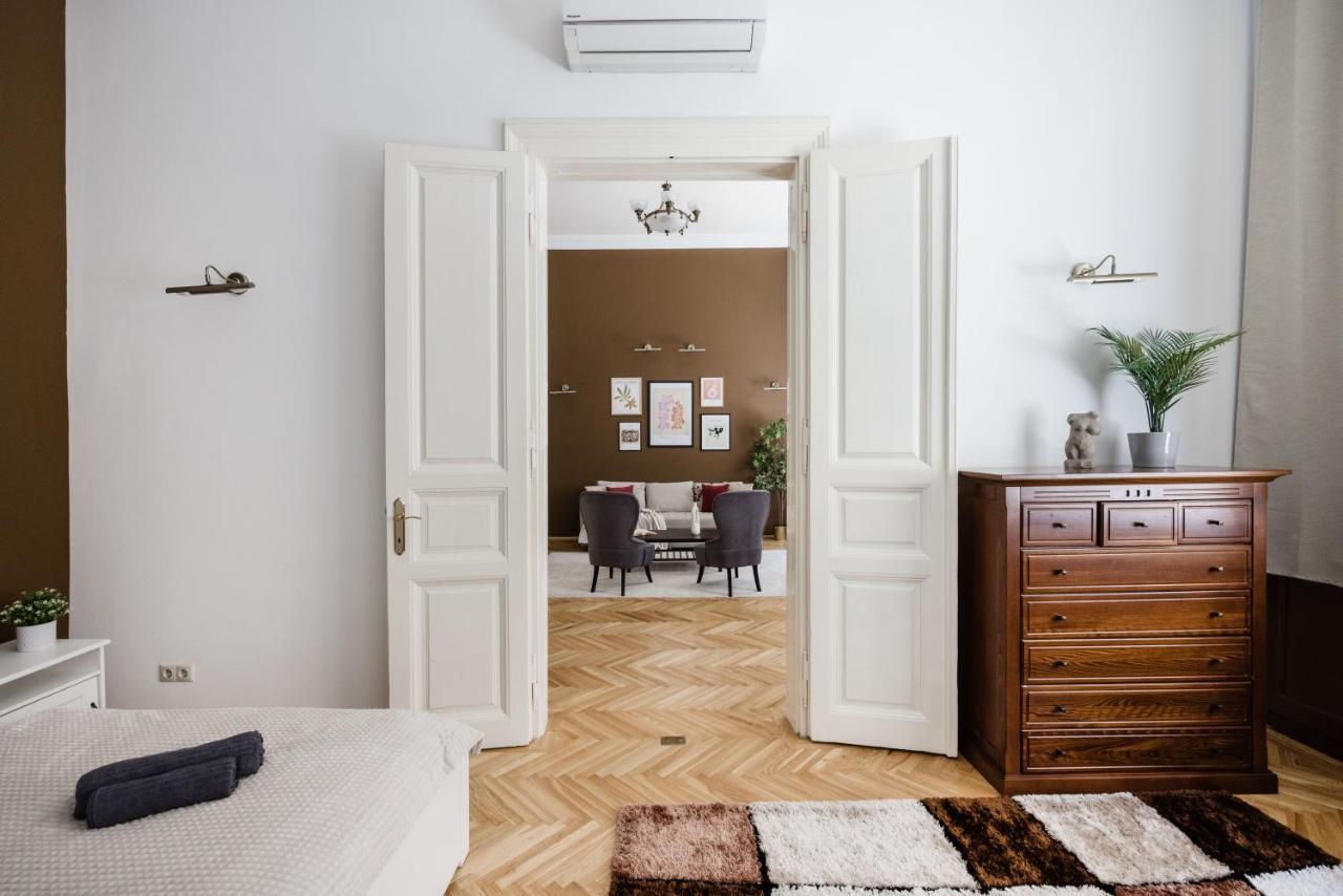 Luxe, Historic Home Downtown Landmarks 19 Century Budapest Exterior foto
