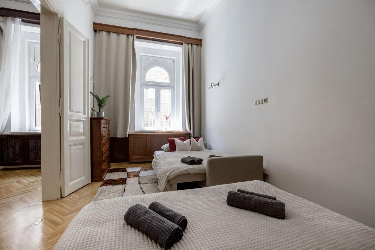 Luxe, Historic Home Downtown Landmarks 19 Century Budapest Exterior foto