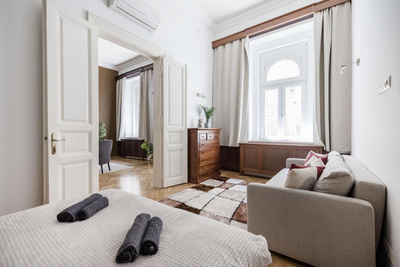 Luxe, Historic Home Downtown Landmarks 19 Century Budapest Exterior foto